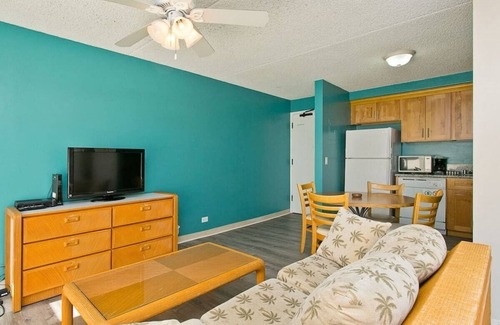 Diamond Head - Kapahulu - St. Louis Condo | 2 Units in Honolulu - Walk to Waikiki Beach! Sleeps 8.
