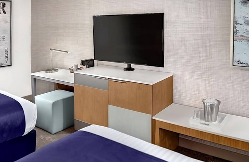 Gateway District Hotel | 2 x Elevate 2 Queens at The STRAT Hotel, Casino & Tower