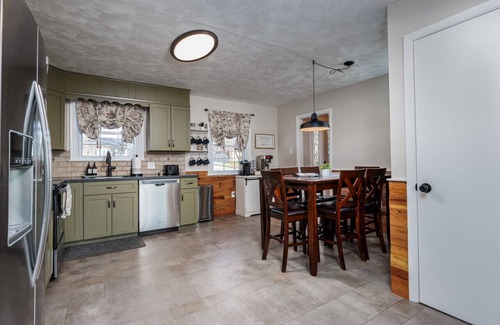 Gordonville House | 20 min to Sight& Sound*game room*patio*hot tub