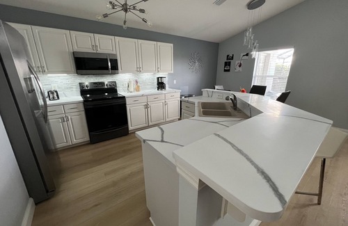 Cumbrian Lakes House | 20 mins Disney,Gated ,lake view,4 bedrooms home with 31/2 bath, pool ,game room