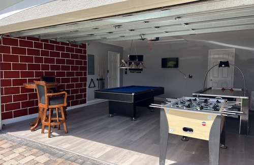 Cumbrian Lakes House | 20 mins Disney,Gated ,lake view,4 bedrooms home with 31/2 bath, pool ,game room