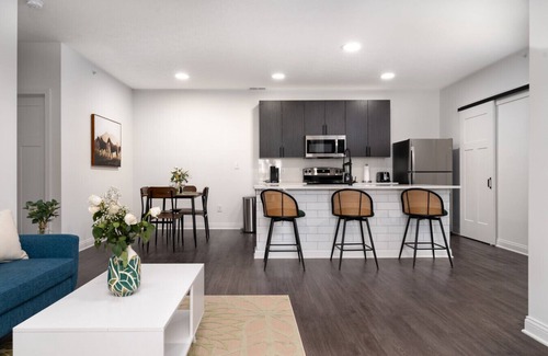 Whitestown Apartment | 20 mins DT | Sleeps 9 |Verdant Retreat SpaciousGym