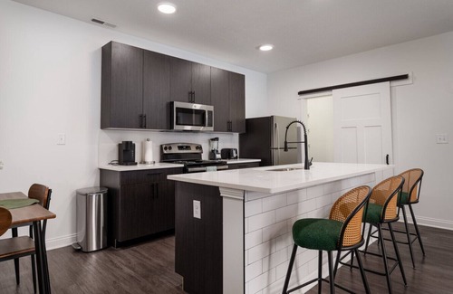 Whitestown Apartment | 20 mins DT | Sleeps 9 |Verdant Retreat SpaciousGym