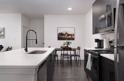Whitestown Apartment | 20 mins DT | Sleeps 9 |Verdant Retreat SpaciousGym