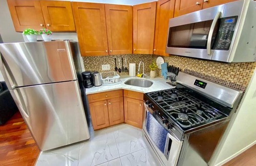 Bushwick Apartment | 20 Mins to Manhattan, Free Street PARKING