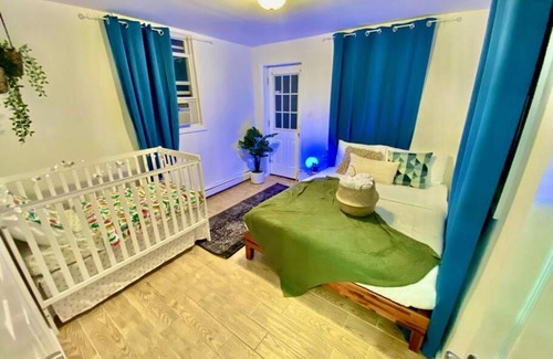 Bushwick Apartment | 20 Mins to Manhattan, Free Street PARKING