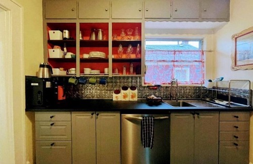 Sellwood-Moreland House | 20% OFF! Charming, historic Sellwood Yellow Bungalow, 90+ walk/bike scores!