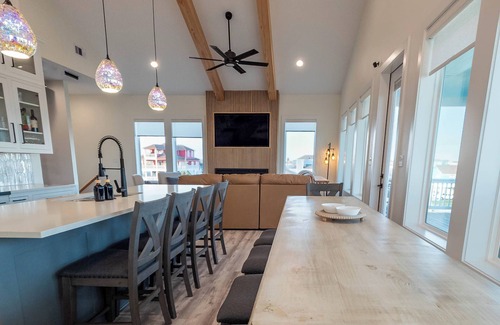 Crystal Beach House | 200 Steps to Beach.6BR sleeps 21 w/Karaoke, Outdoor Bar, Games, Decks & Views