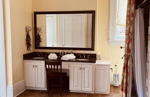 Russellville Bed & Breakfast | 200 Yr Old Historical Southern Mansion with History To Spare.