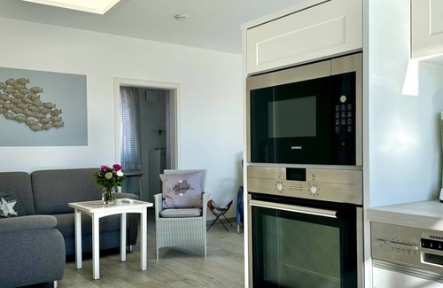 Kellenhusen Apartment | 2001 - Brigitte with partial sea view and dog - 2001 - Penthouse Brigitte with