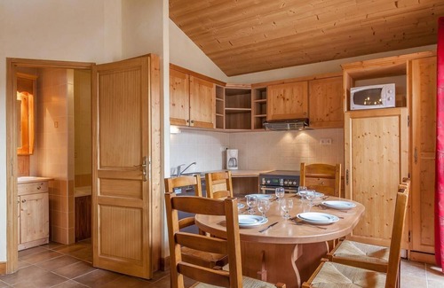 Lanslevillard Apartment | 200m from ski slopes, fitness, swimming pool, sauna, hammam, balcony, tv, ski locker, 50m²