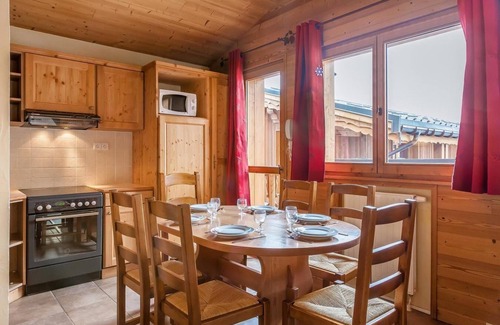 Lanslevillard Apartment | 200m from ski slopes, fitness, swimming pool, sauna, hammam, balcony, tv, ski locker, 50m²