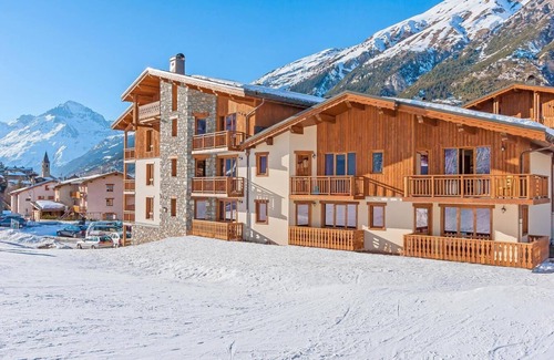 Lanslevillard Apartment | 200m from ski slopes, fitness, swimming pool, sauna, hammam, balcony, tv, ski locker, 40m²