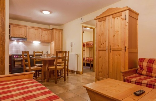 Lanslevillard Apartment | 200m from ski slopes, fitness, swimming pool, sauna, hammam, balcony, tv, ski locker, 60m²