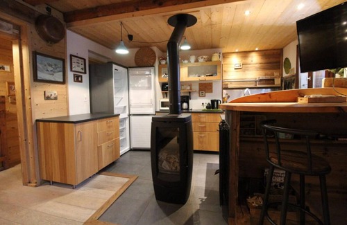 Les Almes Apartment | 200m from ski slopes, 1st floor, balcony, fireplace or stove, tv, ski locker, 84m², Tignes