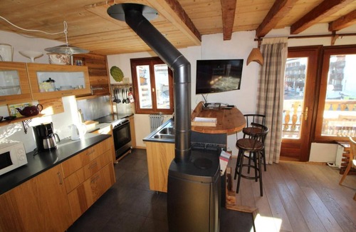 Les Almes Apartment | 200m from ski slopes, 1st floor, balcony, fireplace or stove, tv, ski locker, 84m², Tignes