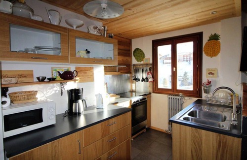 Les Almes Apartment | 200m from ski slopes, 1st floor, balcony, fireplace or stove, tv, ski locker, 84m², Tignes
