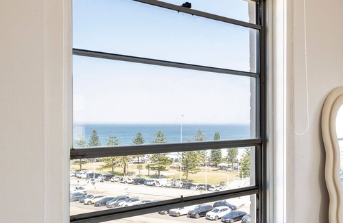 Bondi Beach Apartment | 200m to the beach ~ Ocean view in every direction