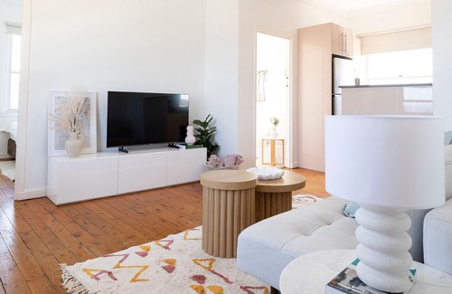 Bondi Beach Apartment | 200m to the beach ~ Ocean view in every direction