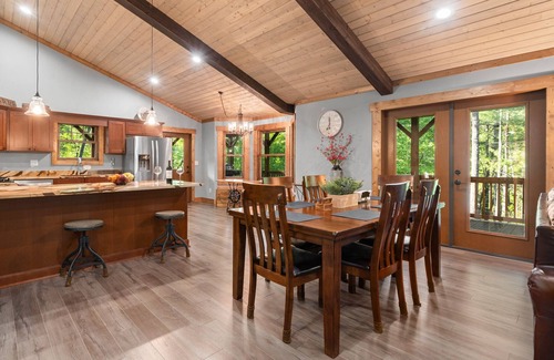 Skyland Cabin | 2019 Newly Built ~ LUXURY Cabin ~ 23 Acre Estate ~ Hot Tub ~ 8 miles to Downtown