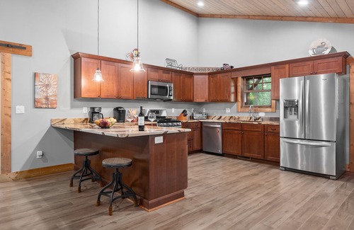 Skyland Cabin | 2019 Newly Built ~ LUXURY Cabin ~ 23 Acre Estate ~ Hot Tub ~ 8 miles to Downtown