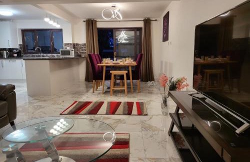 Stonnall Apartment | 2023 & 2024 Winner of Travellers Award - Four Bedroom Houses & Studio Apartments - HS2 Contractors - NEC - Birmingham Airport - BCU & Aston University - Heartland Hospital - Jaguar - Star City