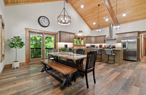 Skyland Cabin | 2023 New Construction~LUXURY CABIN~Hot Tub~15 mins to downtown~hiking~koi ponds