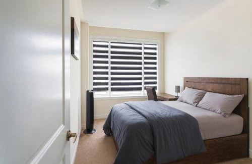 Vaughan House | 2024 Built Elegant 3BR Kleinburg Vaughan Townhouse with Free Parking, WiFi, Full Kitchen, Laundry, Near Canada's Wonderland! Perfect for Family Travel, Group Trips or Work Stays!