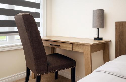 Vaughan House | 2024 Built Elegant 3BR Kleinburg Vaughan Townhouse with Free Parking, WiFi, Full Kitchen, Laundry, Near Canada's Wonderland! Perfect for Family Travel, Group Trips or Work Stays!