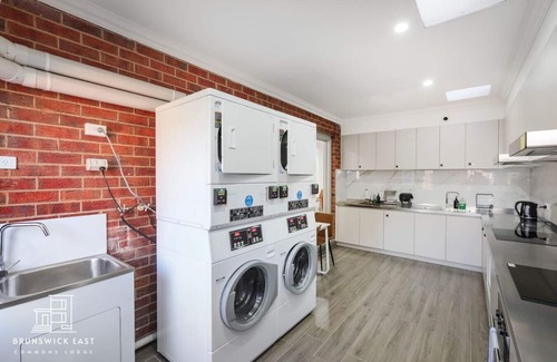 Brunswick East Hotel | 208 Luxe Queen Bedroom w/Private Ensuite Fast WiFi 24/7 Security 18 mins tram to CBD