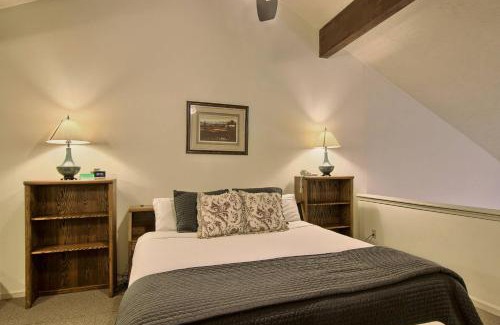 Charlevoix House | 209 Pointes North Inn