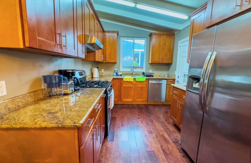 East San Mateo House | 2139 3B ACHome/Parking/WIFI fully Fenced Yard/Jacuzzi