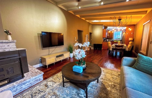 East San Mateo House | 2139 3B ACHome/Parking/WIFI fully Fenced Yard/Jacuzzi