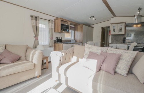South Lakeland Leisure Village Cottage | 22 SHERWOOD, pet friendly, with pool in Warton