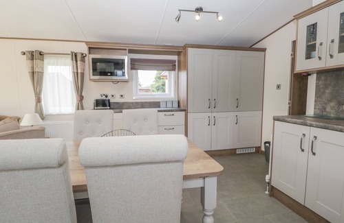 South Lakeland Leisure Village Cottage | 22 SHERWOOD, pet friendly, with pool in Warton