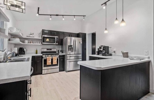 St. Anthony West House | 221 Club/WALK to the BEST NE restaurants