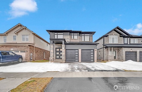 Thorold House | 22min drive to Niagara. Sleeps 10. 1GB. 5 Bd/4 Bth
