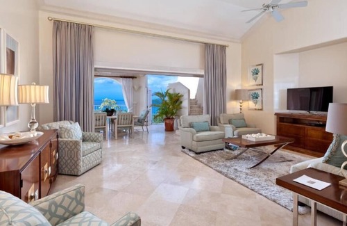 Gibbs Bay House | 2300 sq. ft. One-Bedroom Luxury Beachfront Suite on the West Coast