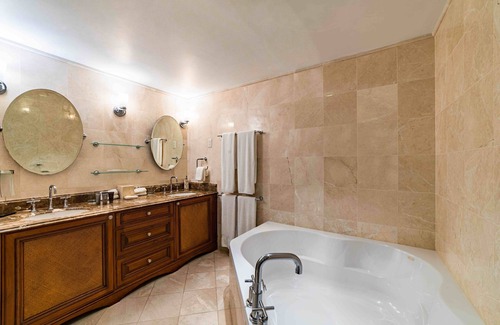 Gibbs Bay House | 2300 sq. ft. One-Bedroom Luxury Beachfront Suite on the West Coast