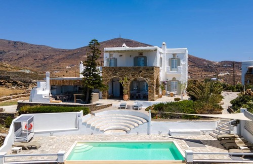 Agios Sostis Villa | 235 m² Villa ∙ 5 bedrooms ∙ 18 guests