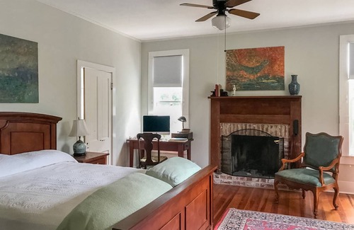 Bastrop House | 237 m² House ∙ 3 bedrooms ∙ 7 guests