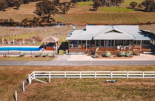 Cooranbong Cabin | 240 Cottage 01 · Cheerful 4 bedroom Cottage with swimming pool
