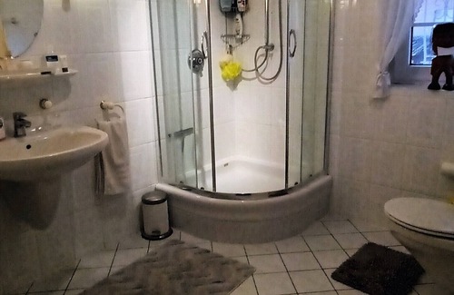 Nahe House | 25 Min. von Hamburg, je 2 Zi.mit Balkon, eigenes Bad, Küchenmitbenutzung, Garten