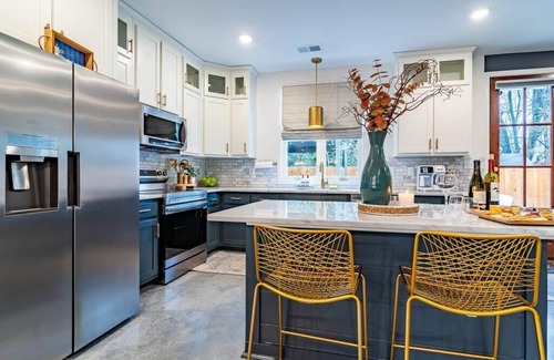 University District House | 25% Off ~ NEW Lux Home - Hot Tub-Game Room-