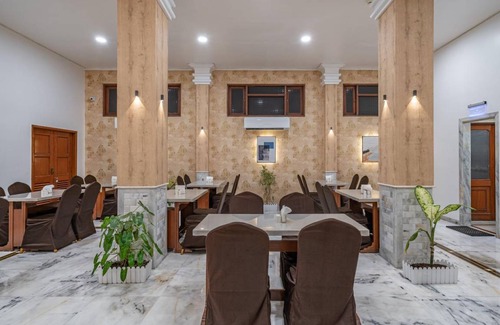Surat Hotel | 250 m² Hotel ∙ 4 guests