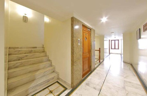 Surat Hotel | 250 m² Hotel ∙ 4 guests