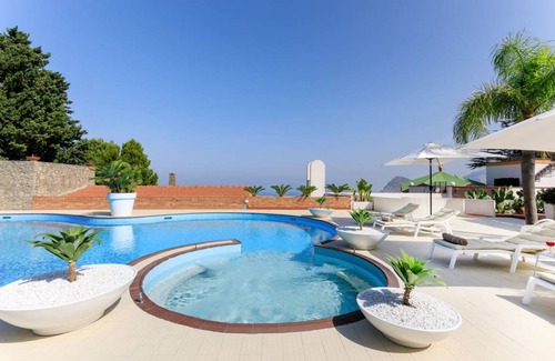 Carini Villa | 250 m² Villa ∙ 6 bedrooms ∙ 13 guests