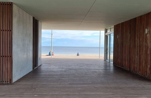 Port Melbourne Apartment | 250m from the beach.Gym/lap pool access,Parking, pet friendly, outdoor area, BBQ