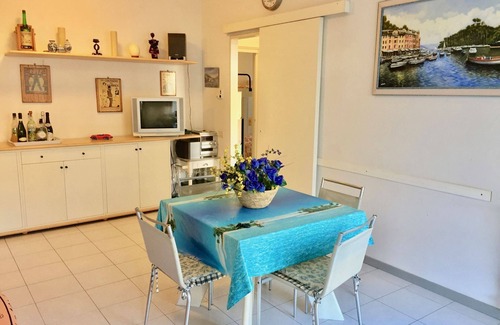 Marina di Massa Apartment | 250m from the beach. Apartment on upper-ground level, close to all amenities (bus stop, beach only 2