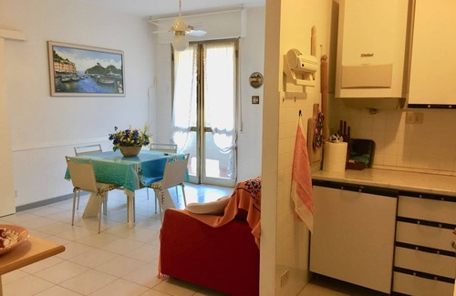 Marina di Massa Apartment | 250m from the beach. Apartment on upper-ground level, close to all amenities (bus stop, beach only 2